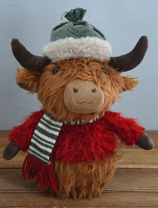 MS HIGHLAND COW SITTING W GREEN HAT 27CM